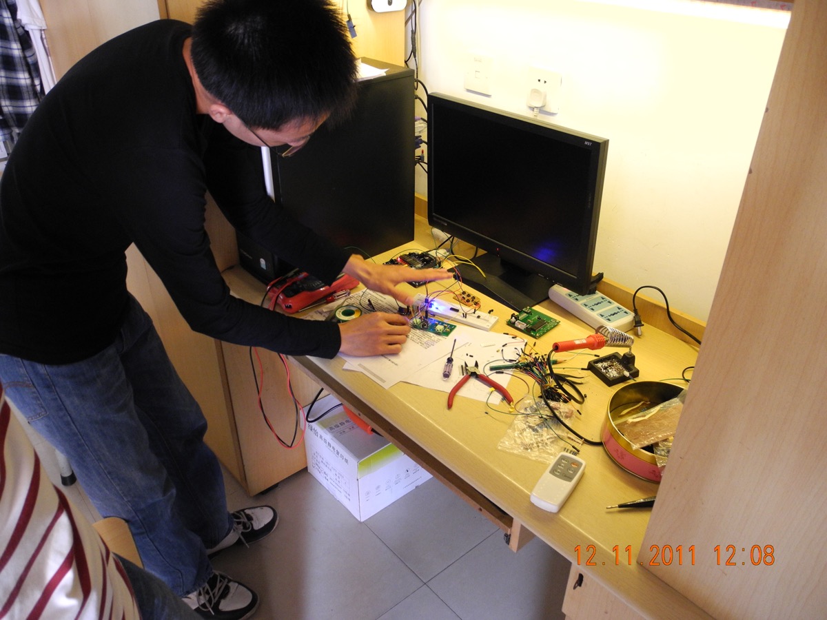 2011 年工作室早期的电路实验与原型调试现场